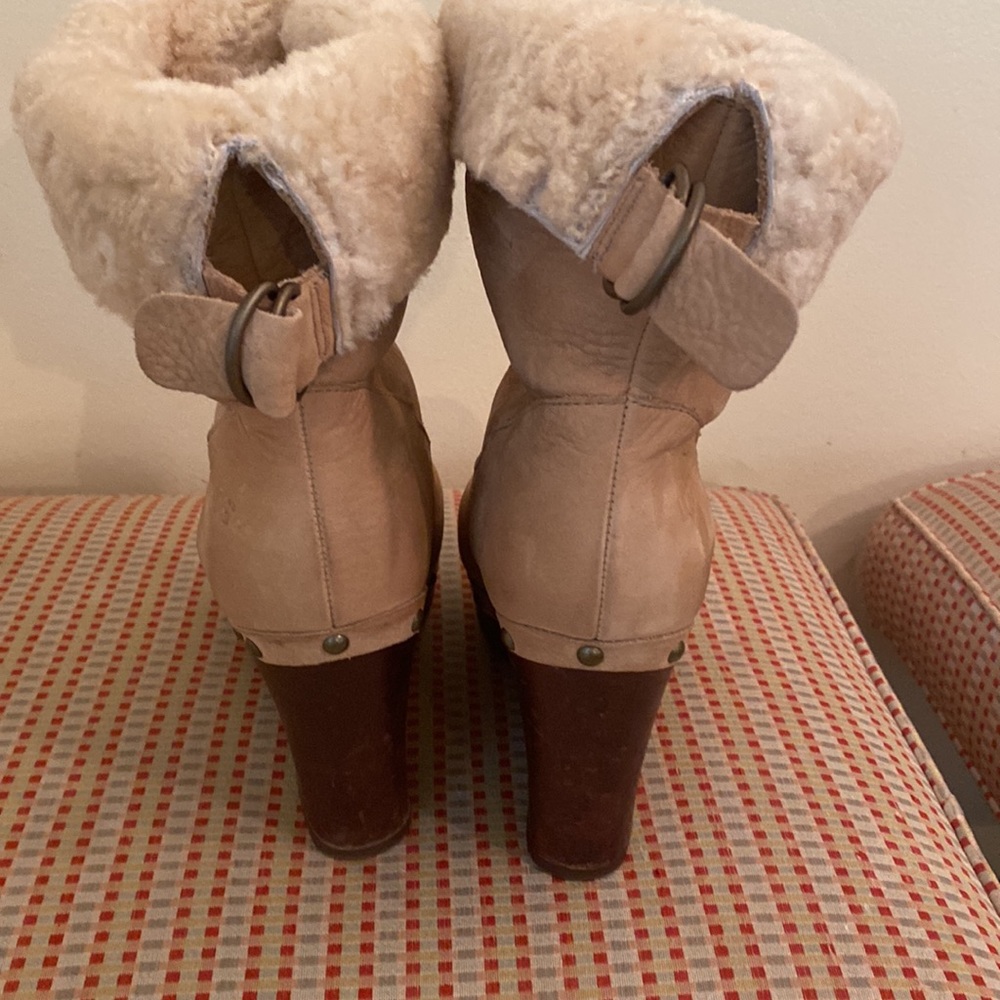 UGG  Tan Suede Heeled Booties With Sherpa Lining Women’s Size 6 - Picture 7 of 11